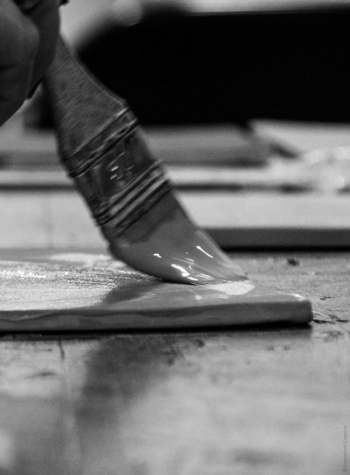 Il Tavolo creativo Decorazione della ceramica, tenuto da tenuto da Arianna Samà, a Cose Belle Festival