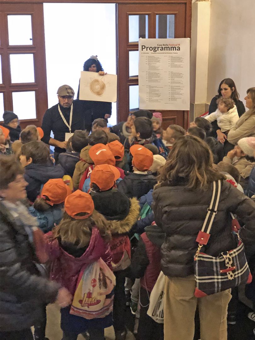 Accoglienza alle attività di Creatività per bambini Forme e colori, tenuto da Prodotto partner for Kids, il Tavolo creativo tenuto da Maria Assunta De Fazio, a Cose Belle Festival