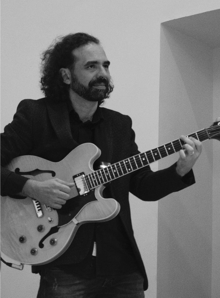 Il cantante Fabrizio Scrivano in concerto durante Cose Belle Festival