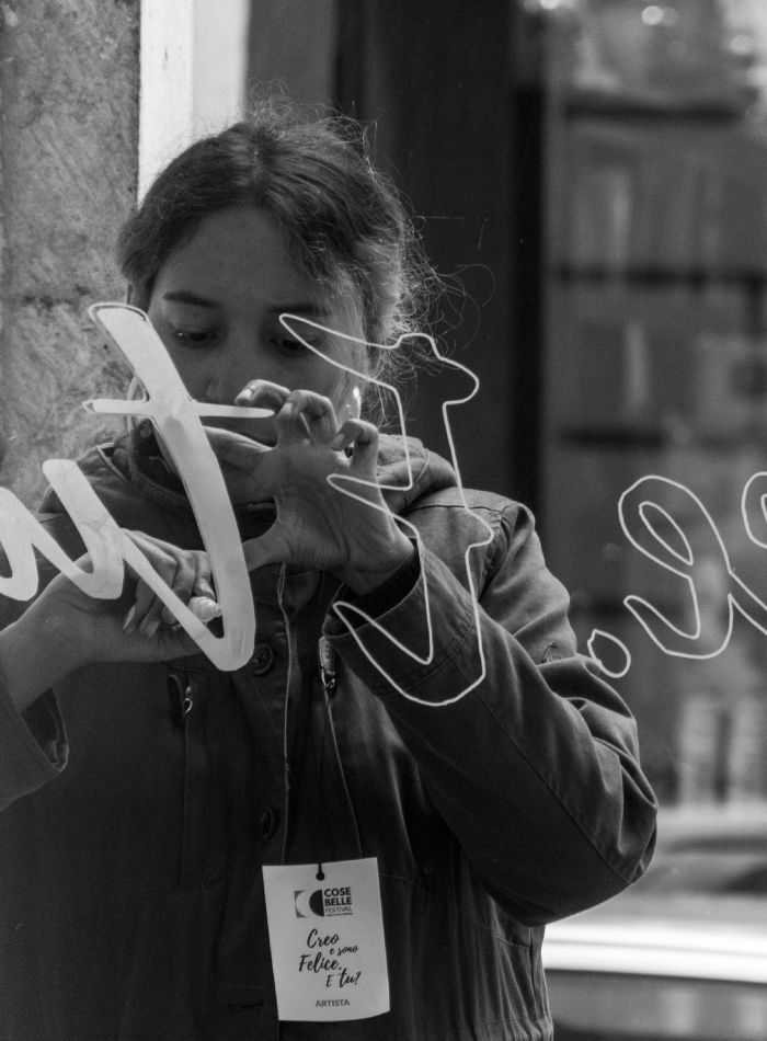Arianna D'Agostino dipinge le vetrine del MAM durante Cose Belle Festival