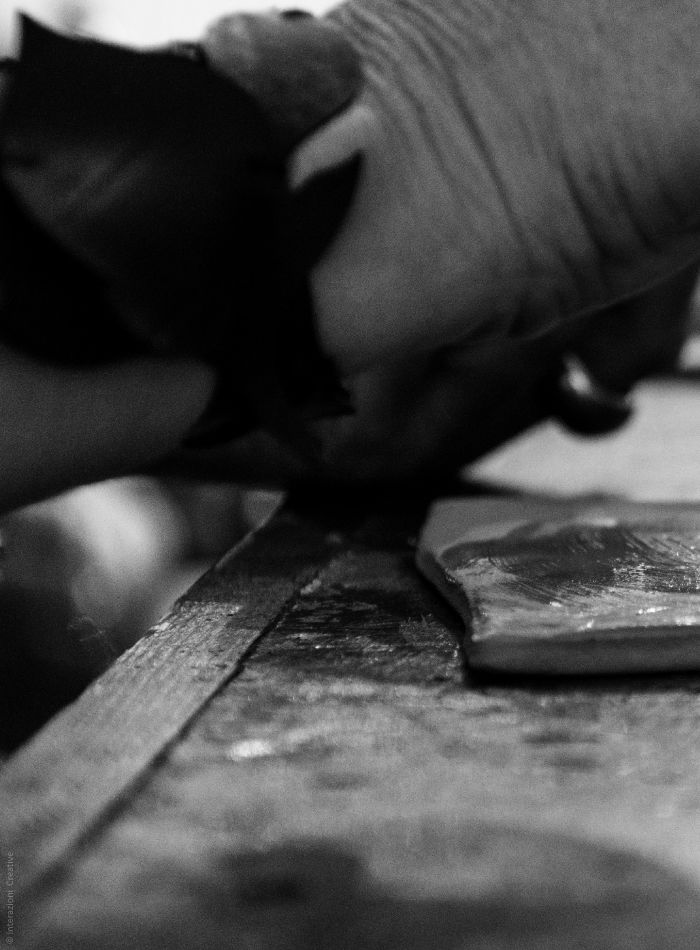 Il Tavolo creativo Decorazione della ceramica, tenuto da tenuto da Arianna Samà, a Cose Belle Festival